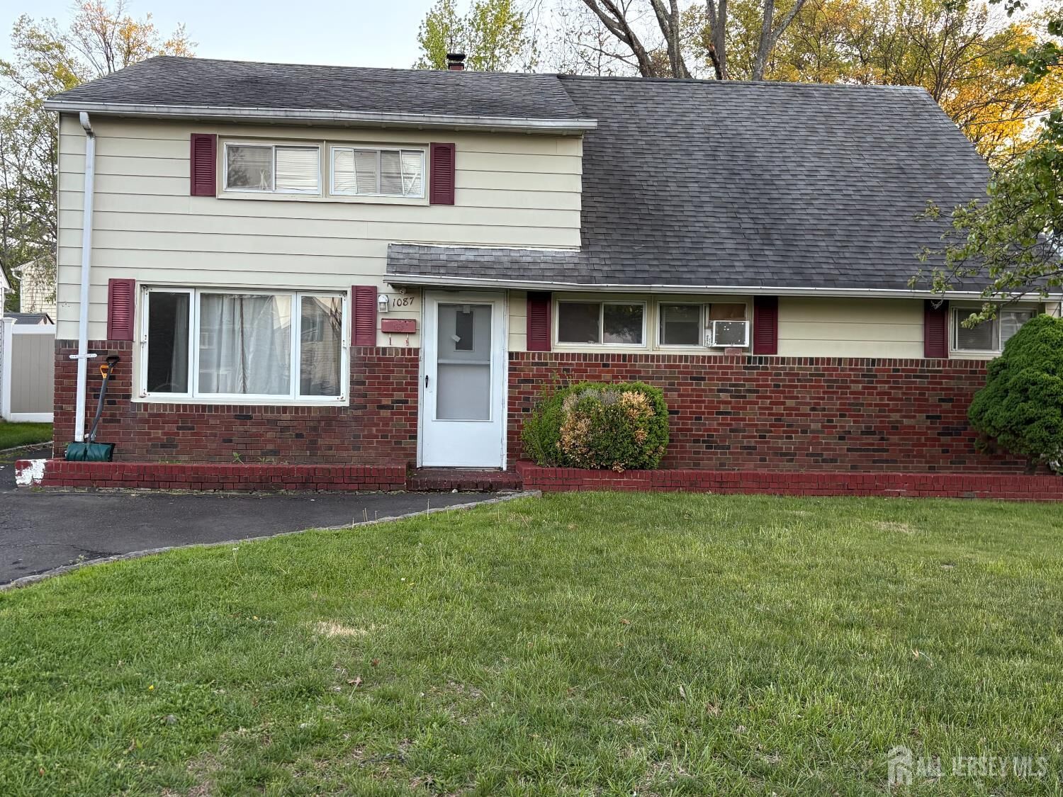 Property Photo:  1087 E Woodruff Street  NJ 08830 
