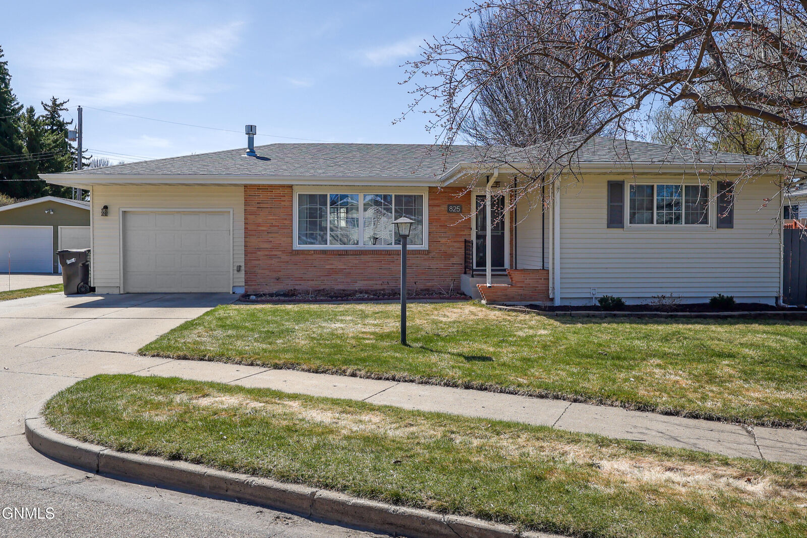 Property Photo:  825 W Owens Avenue  ND 58501 