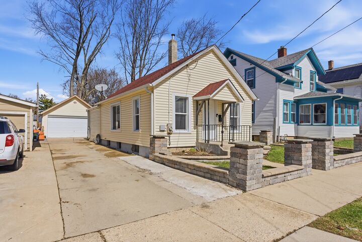 Property Photo:  810 Superior Street  IL 60505 