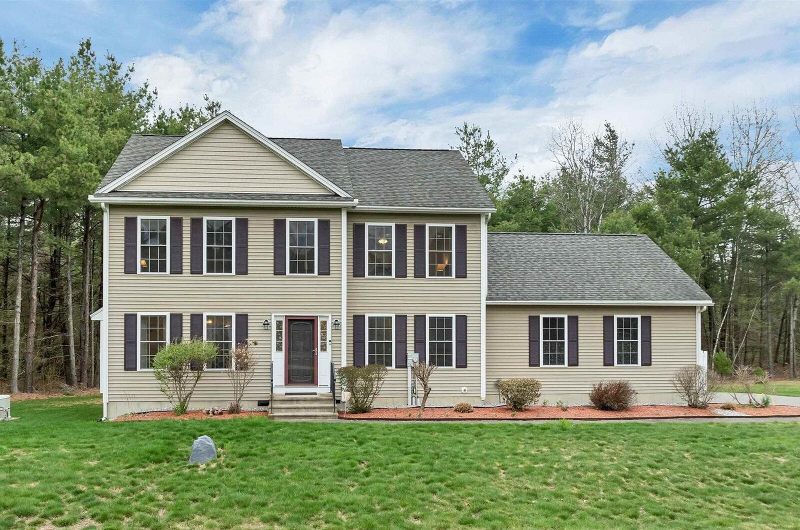 Property Photo:  5 Berlang Road  NH 03053 