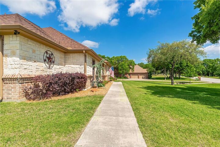 Property Photo:  136 Oakwood Court  TX 76135 