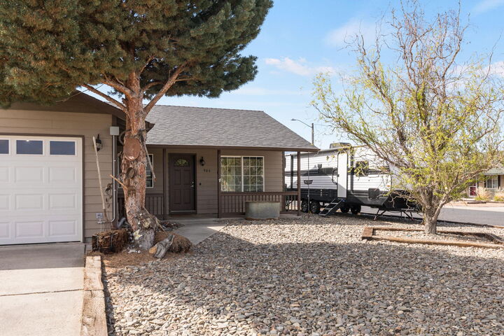 Property Photo:  906 NE Mahogany Street  OR 97754 