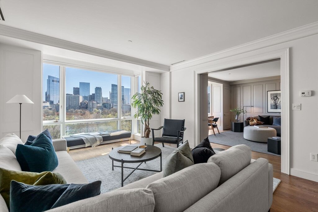 Property Photo:  2 Commonwealth Ave 12B  MA 02116 