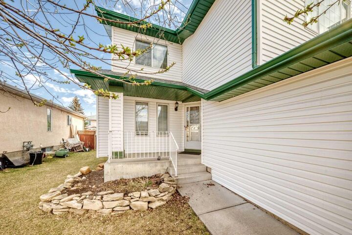 Property Photo: 128 Harvest Park Road NE AB T3K 4H9