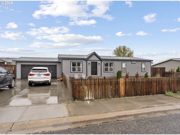 Property Photo:  304 NE Davaly Ave  OR 97818 