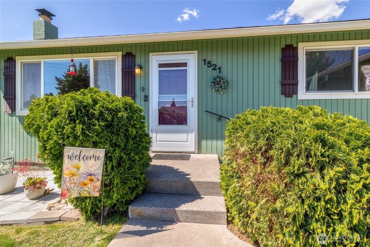 Property Photo: 1521 SE Freedom Place WA 99324