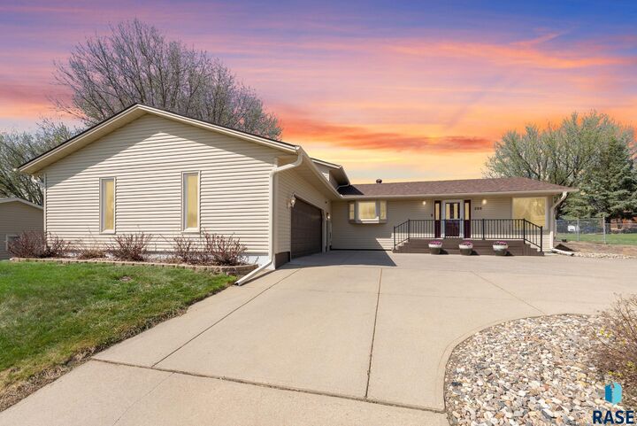 Property Photo:  208 E 7th St  SD 57020 