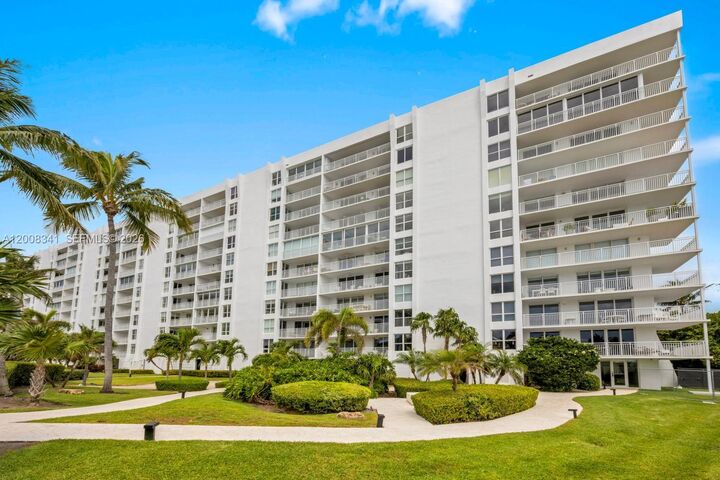 Property Photo:  607 Ocean Dr 11K  FL 33149 