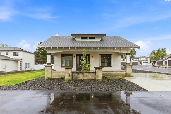 Property Photo: 1053 S Underwood Pl WA 99337
