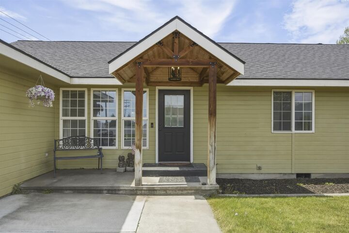 Property Photo:  4485 Northlake Drive  WA 99353 