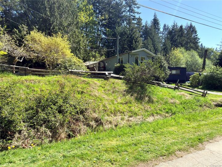 Property Photo: 822 Miller Rd BC V9P 1Z1
