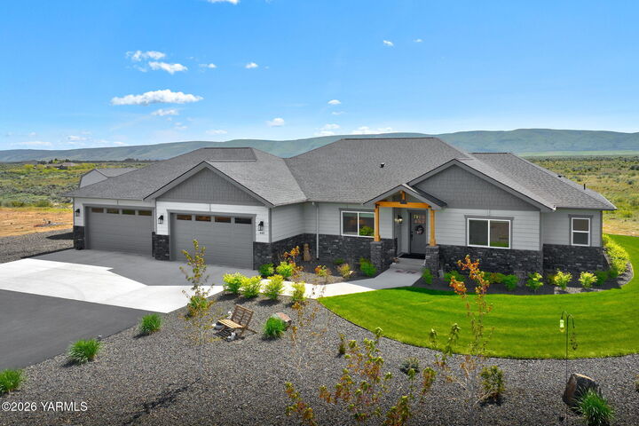 Property Photo:  448 Red Tail Rd  WA 98908 