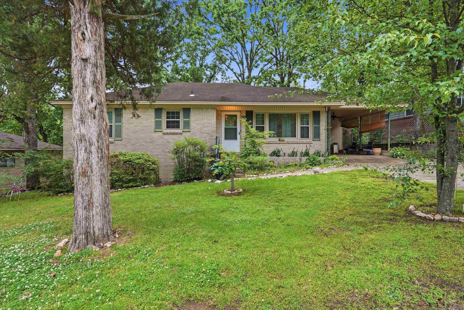 Property Photo:  212 W J Avenue  AR 72116 