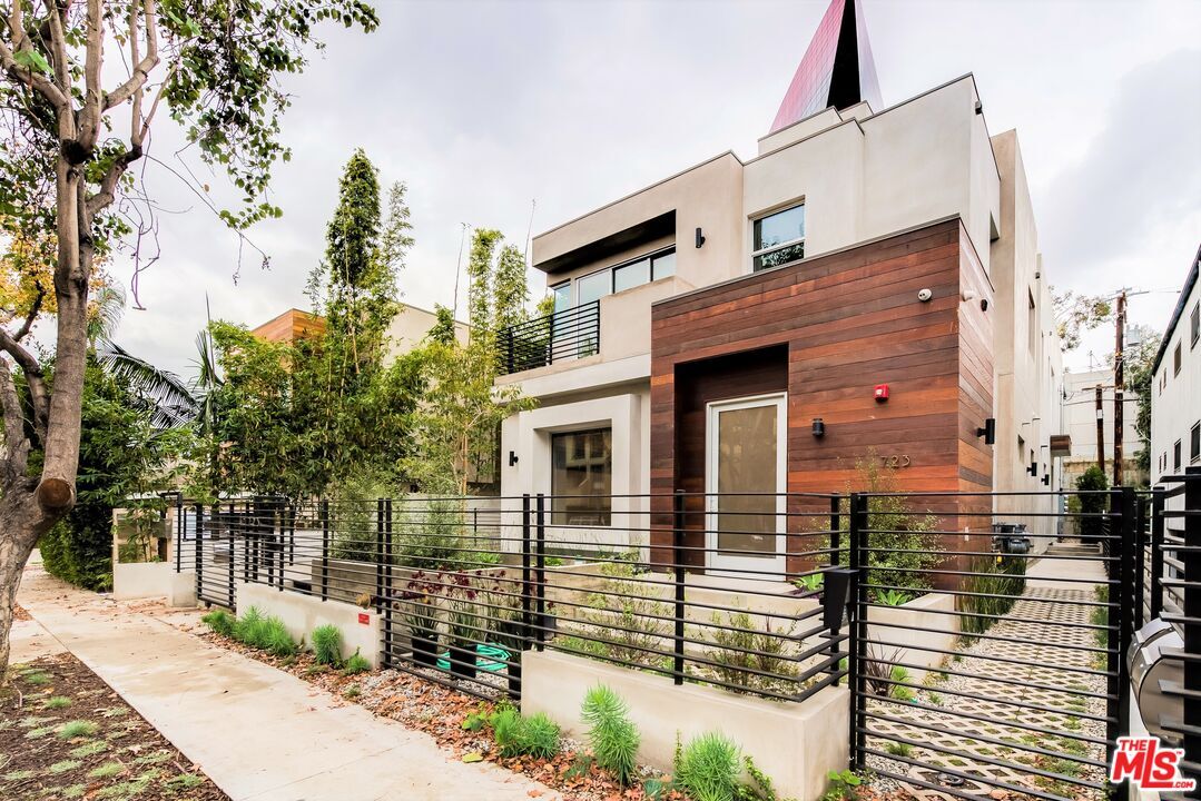 Property Photo:  723 Huntley Dr  CA 90069 