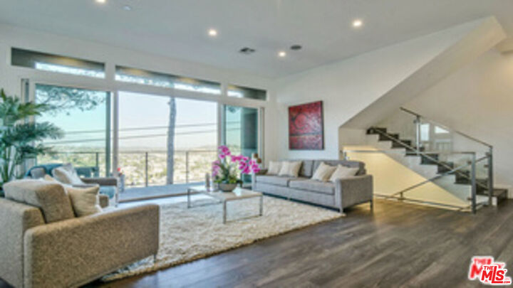 Property Photo:  649 Cross Ave  CA 90065 