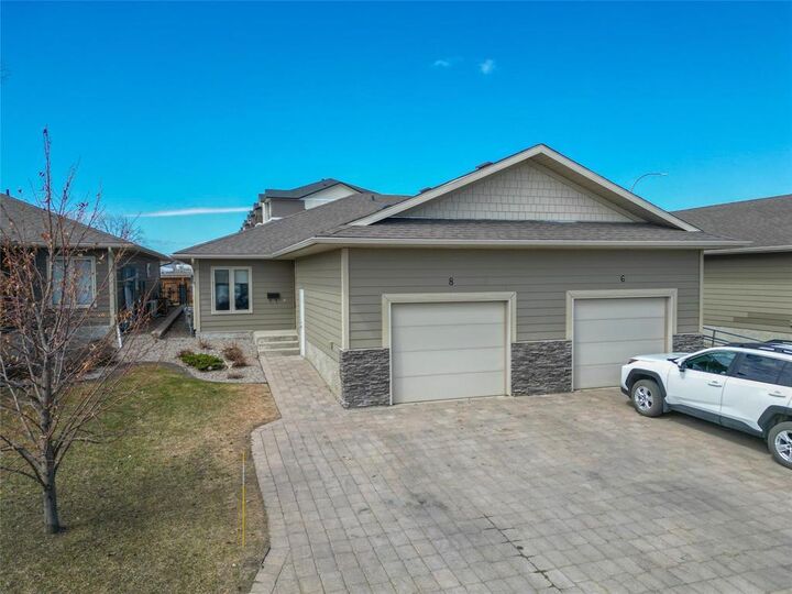 Property Photo:  8 Birchwood Drive  MB R7A 7T5 