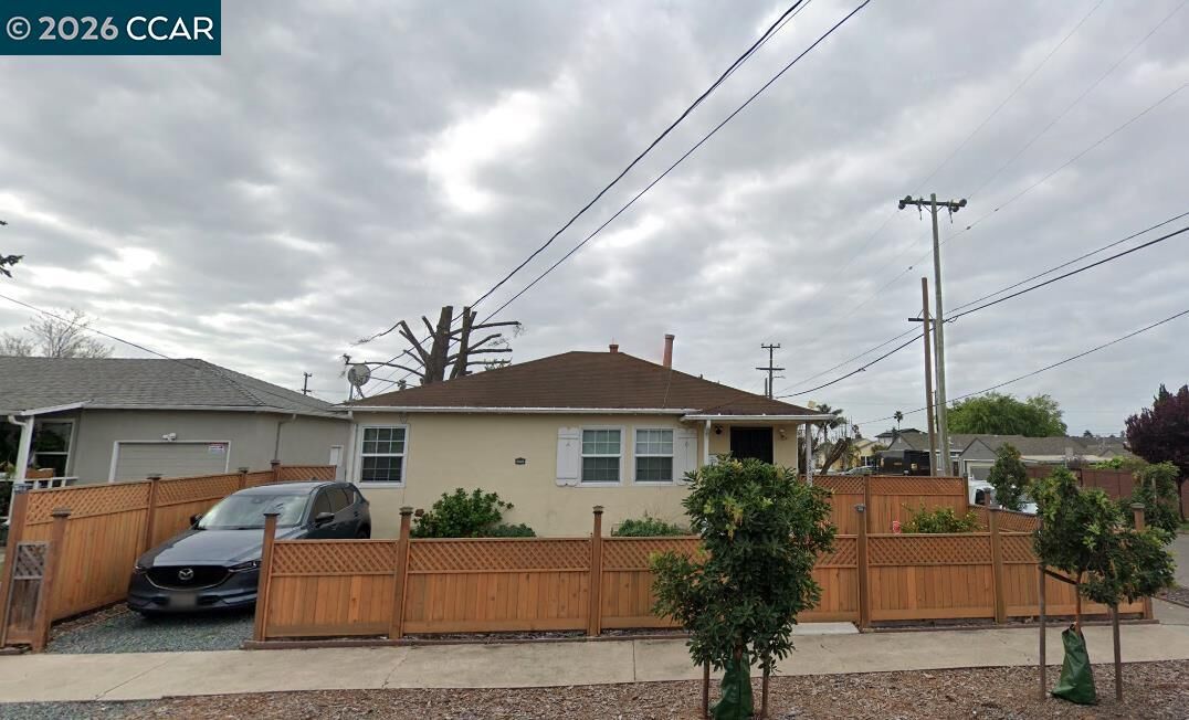 Property Photo:  