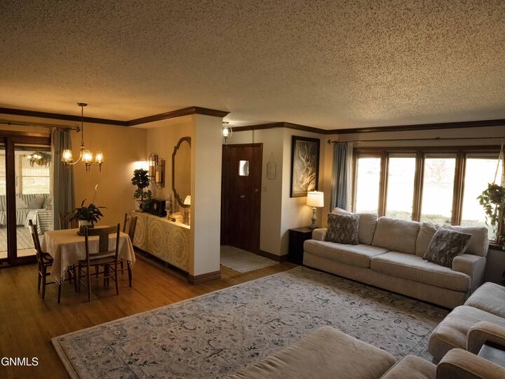 Property Photo:  401 Boulevard Avenue W  ND 58501 