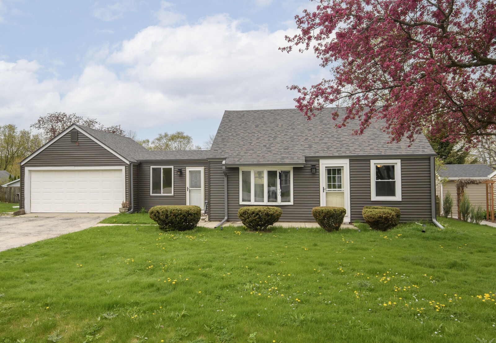 Property Photo:  W271n2563 Pear Tree Ln  WI 53072 