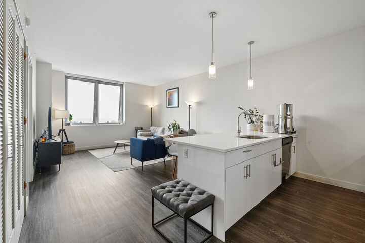 Property Photo:  811 W Agatite Avenue 1404  IL 60640 