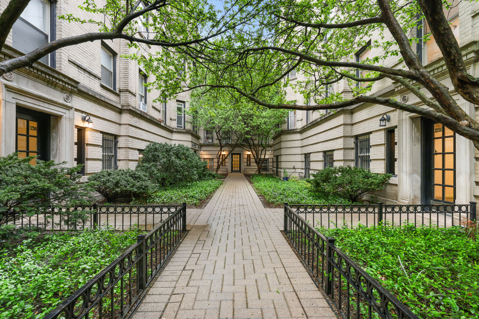 Property Photo:  2730 N Pine Grove Avenue 1N  IL 60614 