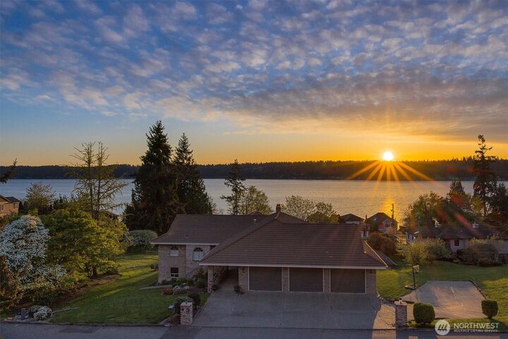 Property Photo:  514  205th Avenue NE  WA 98074 