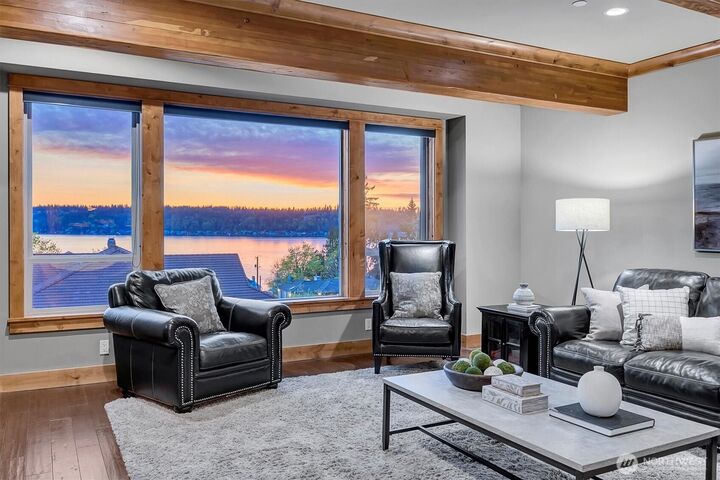 Property Photo:  514  205th Avenue NE  WA 98074 