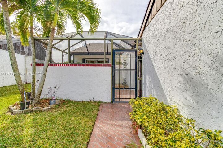 Property Photo:  6343 W Pinehurst Cir W D36  FL 33321 