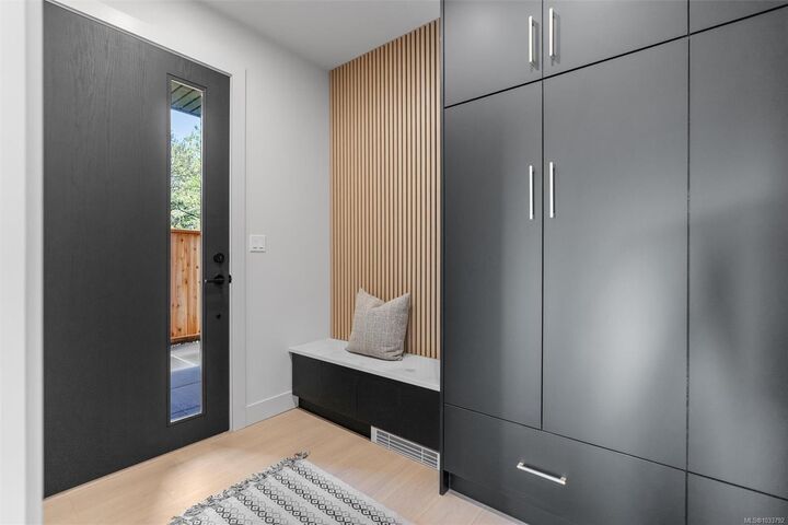 Property Photo:  588 Whiteside St 2  BC V8Z 1Y6 