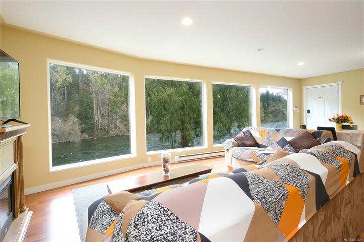 Property Photo: 2420 Campbell River Rd BC V9W 4N7