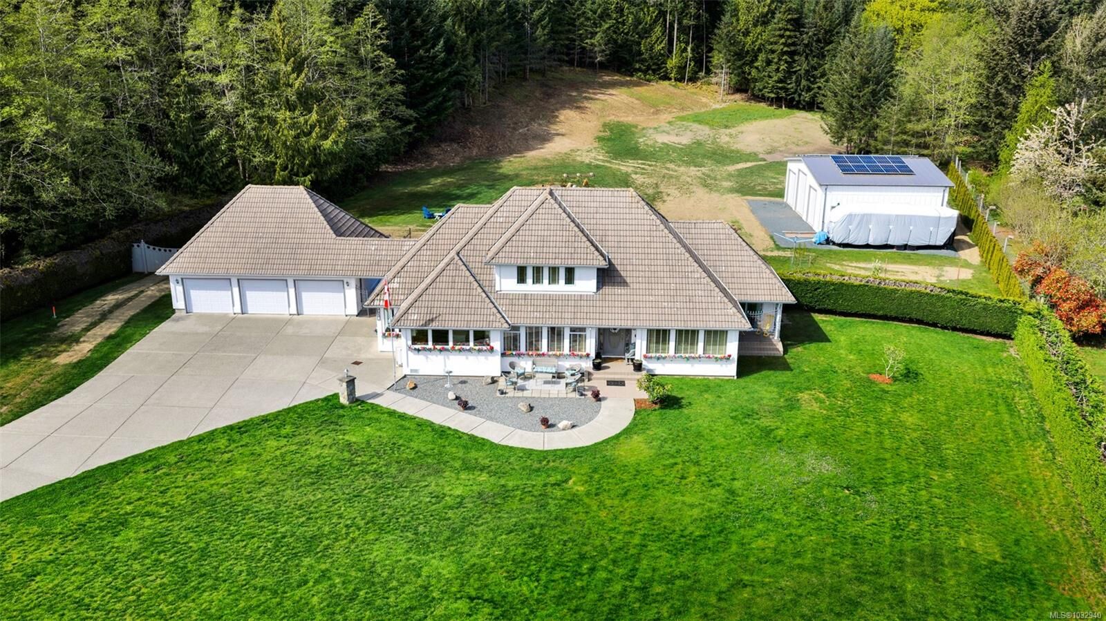 Property Photo: 2304 Boulding Rd BC V8H 1B6