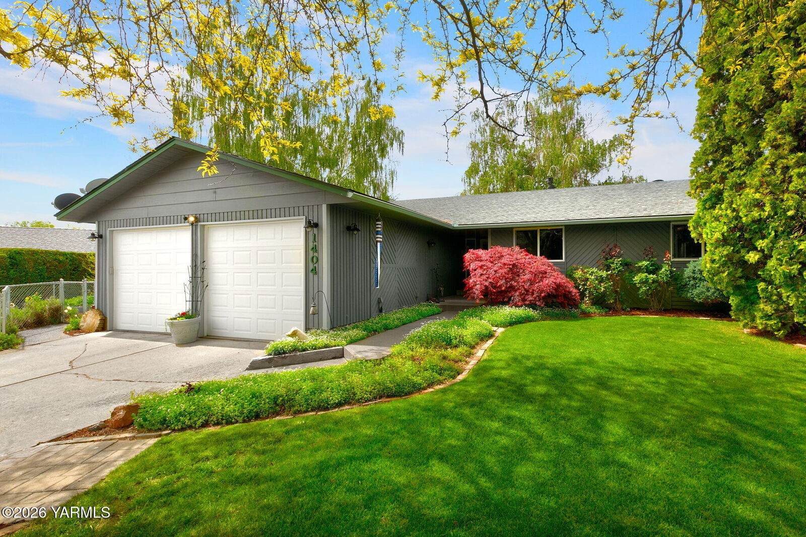 Property Photo:  1404 S 49th Pl  WA 98908 