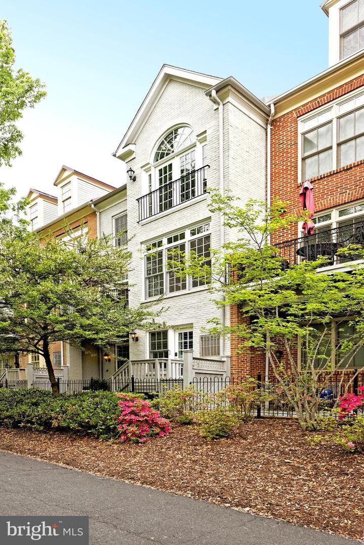 Property Photo:  28 Alexander Street  VA 22314 