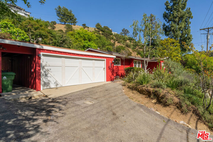 Property Photo:  2524 Laurel Pass  CA 90046 