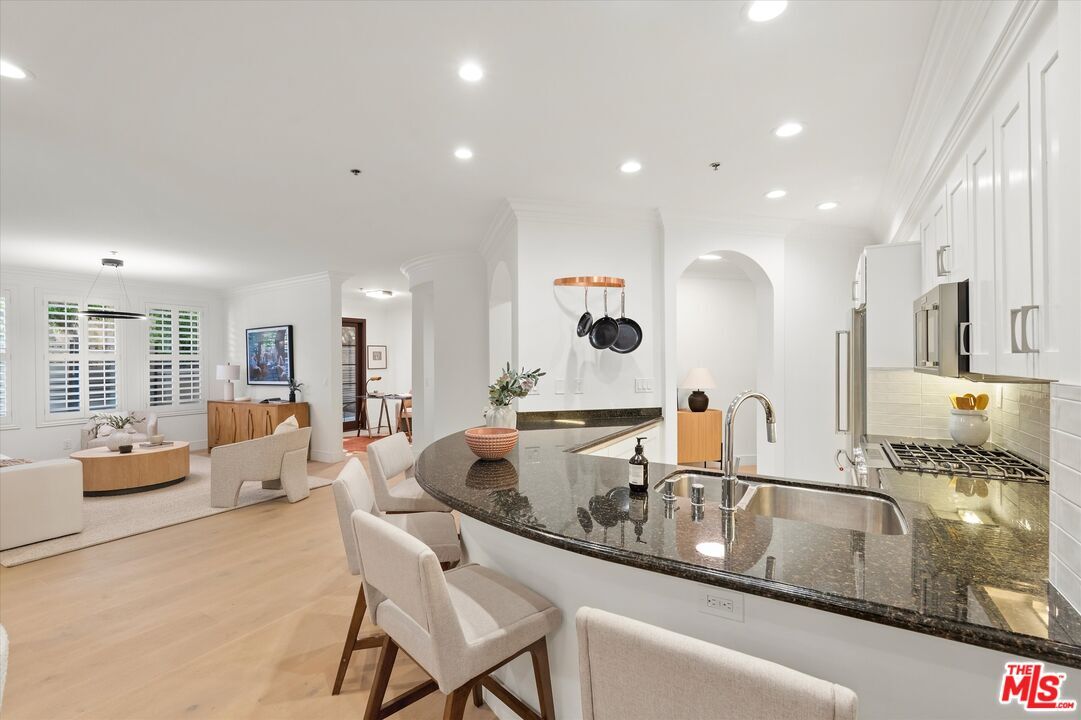 Property Photo:  850 N Croft Ave  CA 90069 
