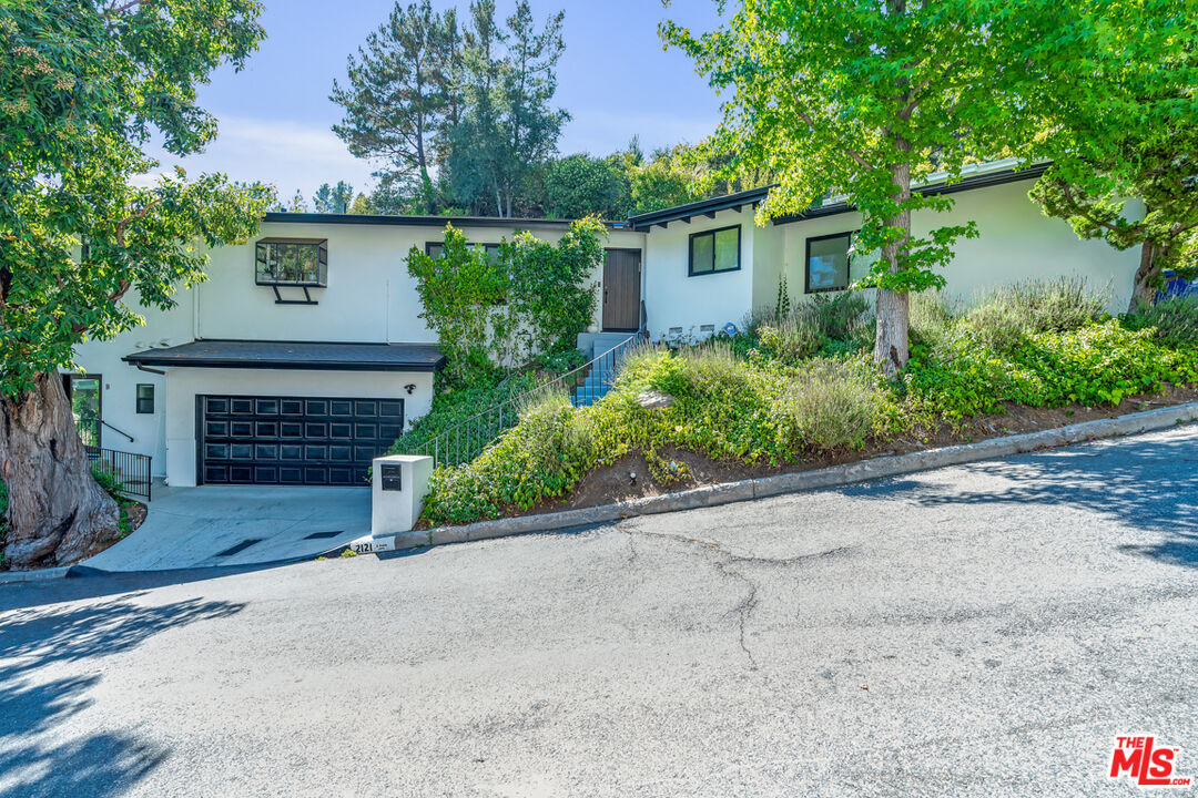 Property Photo:  2121 El Roble Ln  CA 90210 