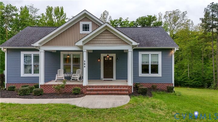 Property Photo:  208 Thomas Circle  VA 23901 