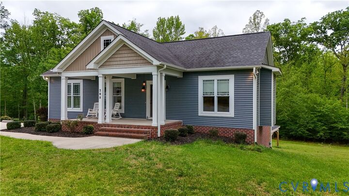 Property Photo:  208 Thomas Circle  VA 23901 