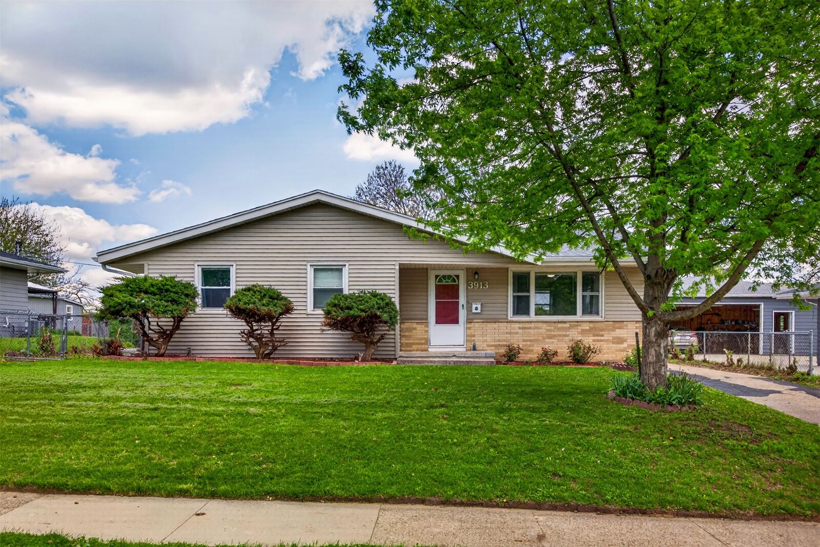 Property Photo:  3913 64th Street  IA 50322 