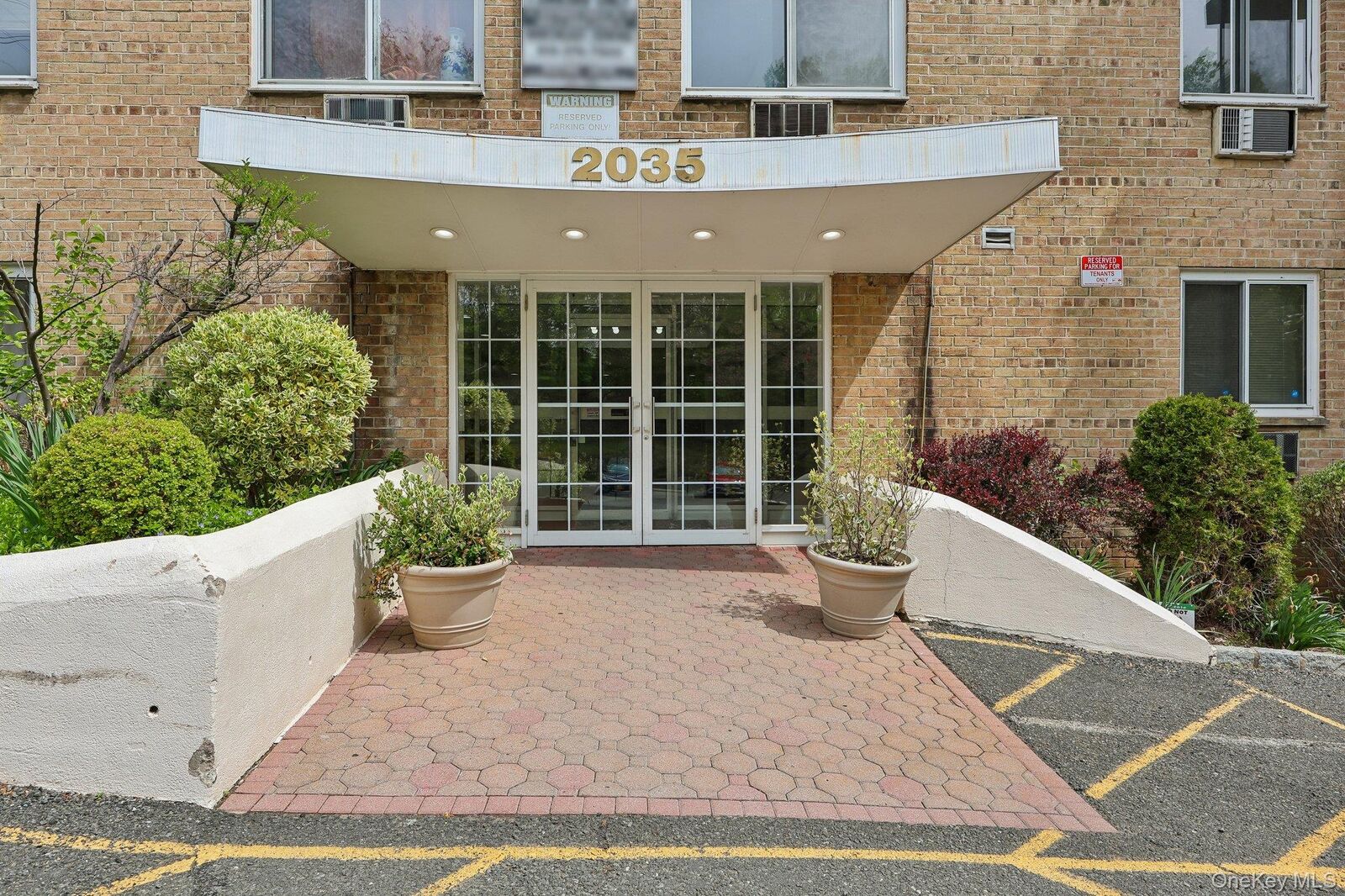 Property Photo:  2035 Central Park Avenue 2V  NY 10710 