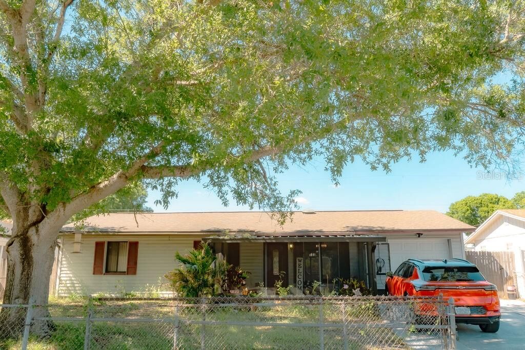 Property Photo: 8204 Trammell Trail FL 33619