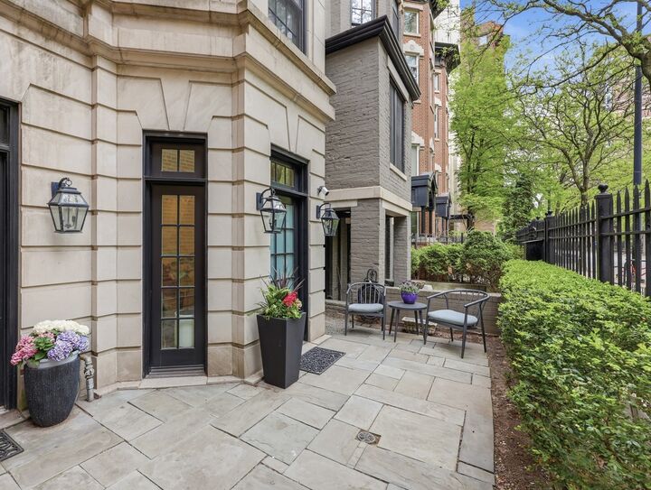 Property Photo:  22 E Division Street 1  IL 60610 