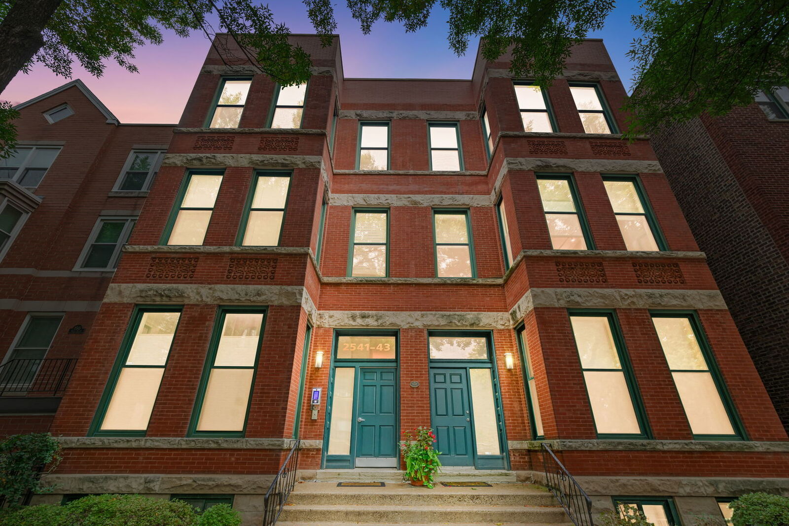 Property Photo:  2541 N Racine Avenue 1  IL 60614 