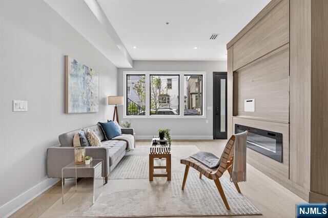 Property Photo:  172 Griffith Street 1  NJ 07307 