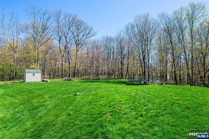 Property Photo:  5 Crestview Lane  NJ 07871 