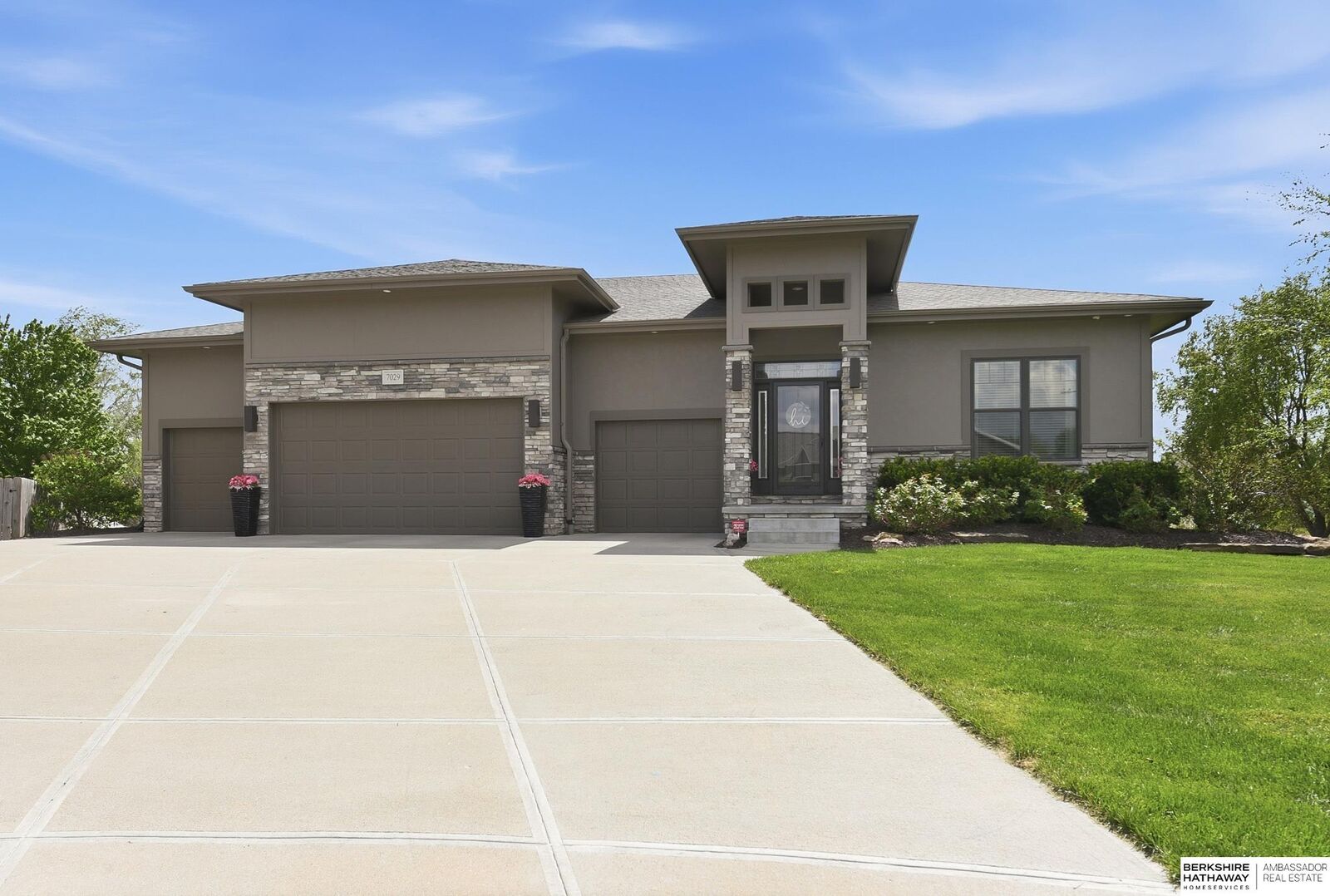 Property Photo: 7029 S 185th Circle NE 68136