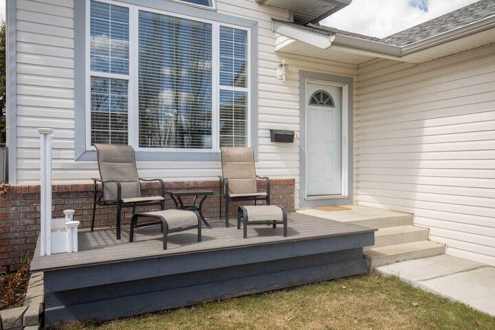 Property Photo: 42 Riviera Drive AB T4L 2H7