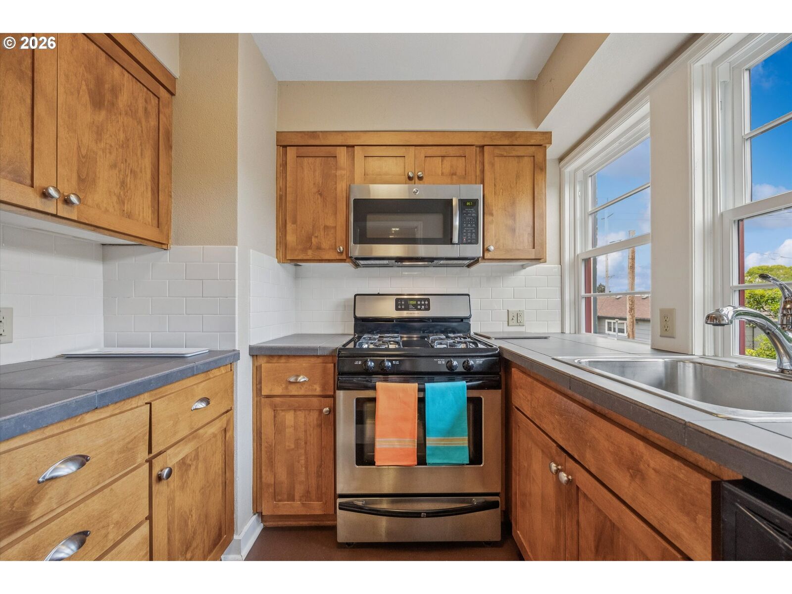Property Photo: 255 NE 61st Ave 19 OR 97213