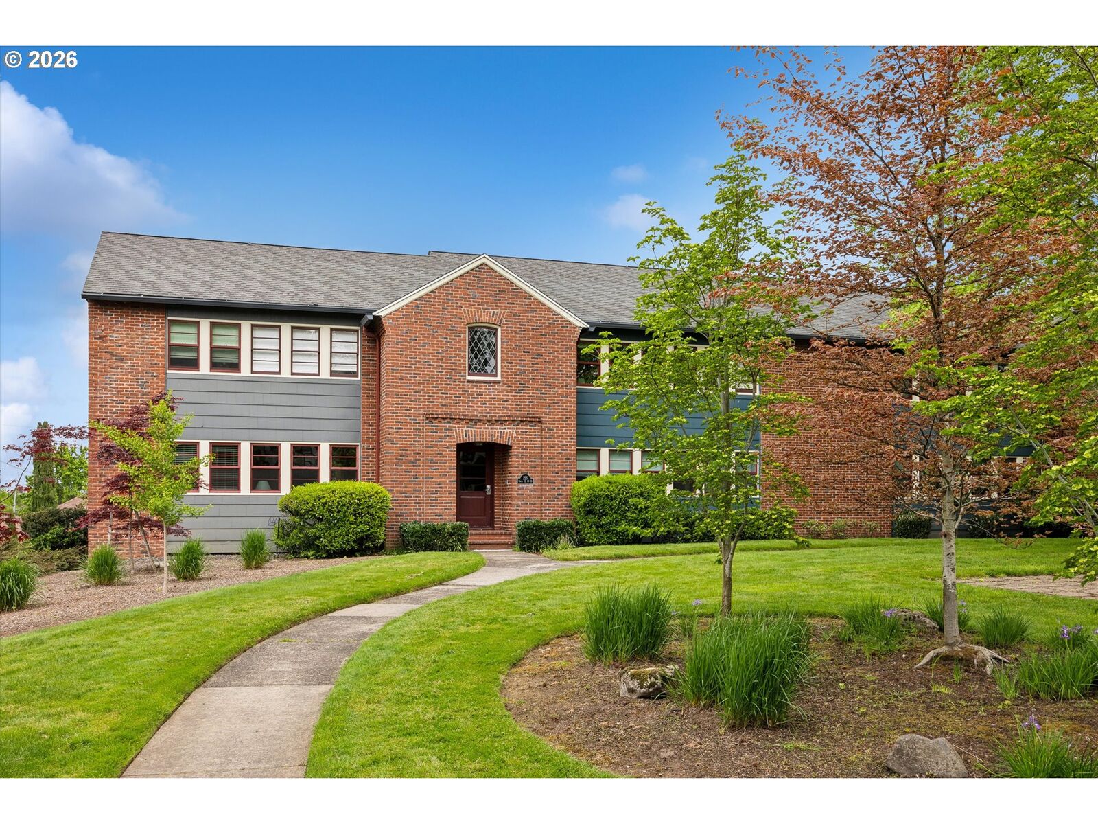 Property Photo:  255 NE 61st Ave 19  OR 97213 