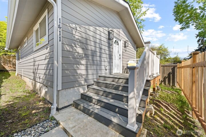 Property Photo:  1411  26th Avenue  WA 98122 